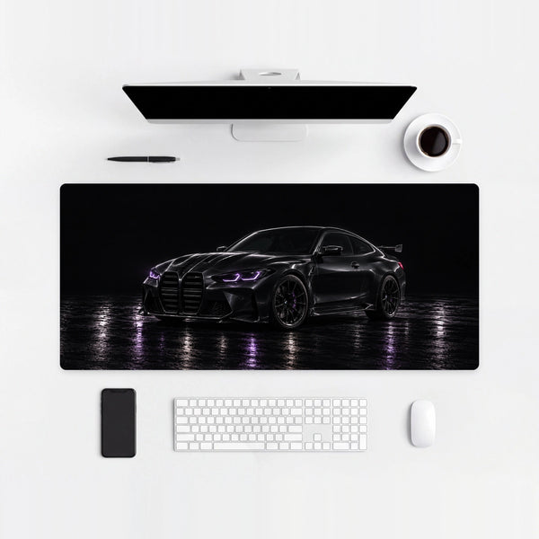 Mousepad BMW M4 luzes violetas, sobre uma mesa clara com computador, teclado e mouse