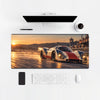 Mousepad Porsche 917K Le Mans 1970, sobre uma mesa clara com computador, teclado e mouse