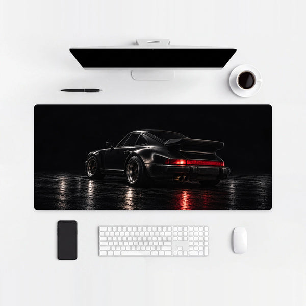 Mousepad Porsche 930 Turbo, sobre uma mesa clara com computador, teclado e mouse