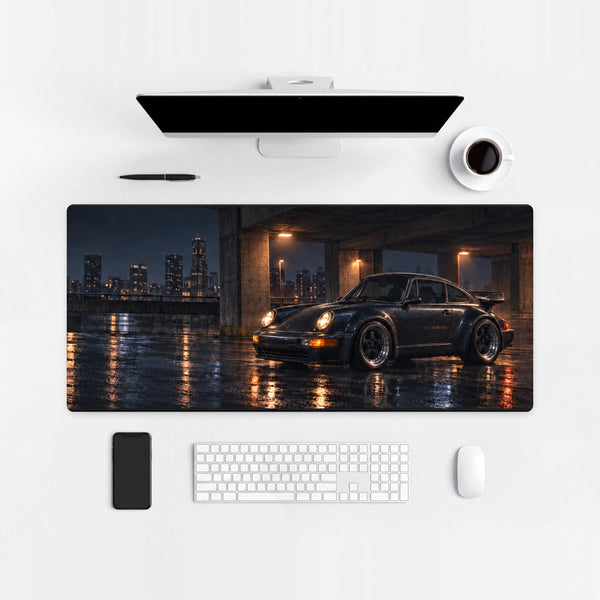 Mousepad Porsche 911 Turbo 964, sobre uma mesa clara com computador, teclado e mouse