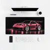 Mousepad Porsche 911 GT3 RS 992 rosa, sobre uma mesa clara com computador, teclado e mouse