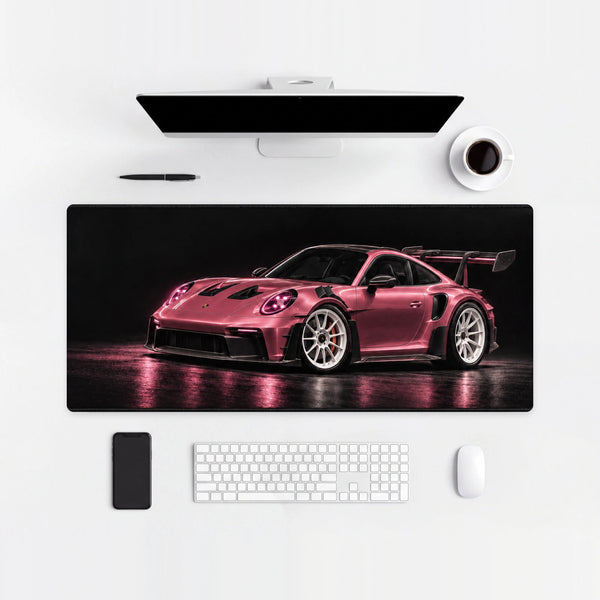 Mousepad Porsche 911 GT3 RS 992 rosa, sobre uma mesa clara com computador, teclado e mouse