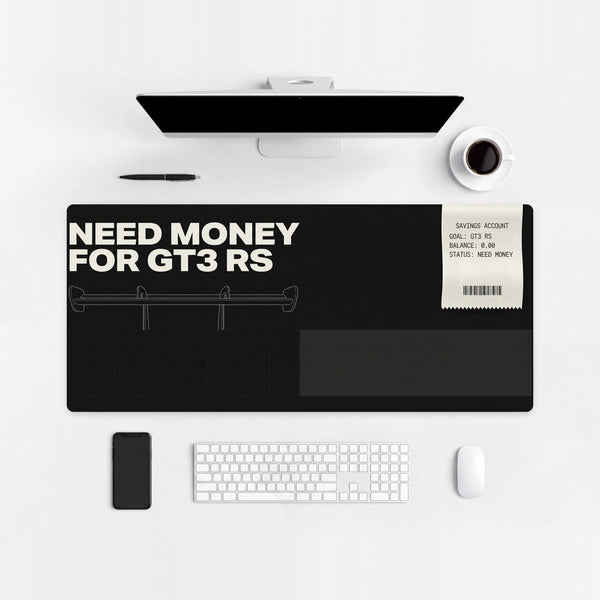 Mousepad Porsche GT3 RS Need Money, sobre uma mesa clara com computador, teclado e mouse