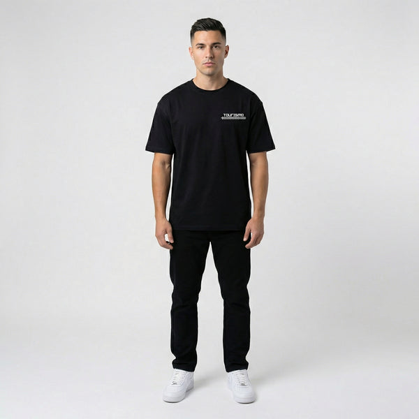 T-shirt BMW M3 G80 noir porté, vue de face en entier, style streetwear premium