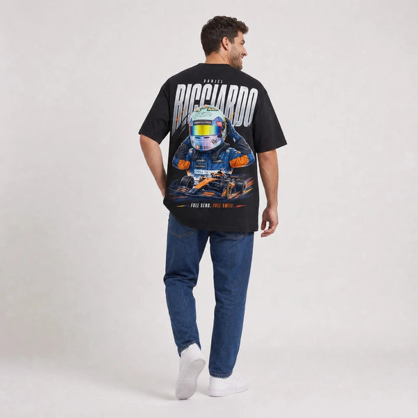 T-shirt F1 Daniel Ricciardo Signature noir porté de dos en plan large