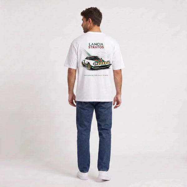 T-shirt Lancia Stratos Virage victorieux blanc porté de dos en plan large