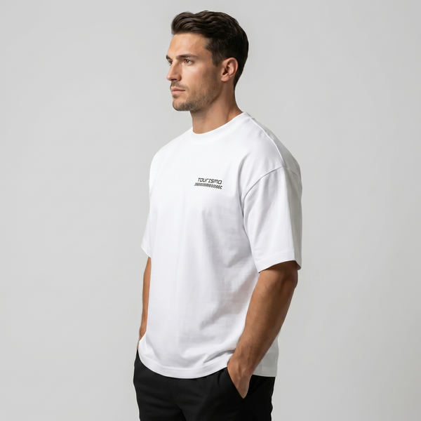 T-shirt blanc Tourismo Clothing vue de profil avec logo poitrine minimal damier