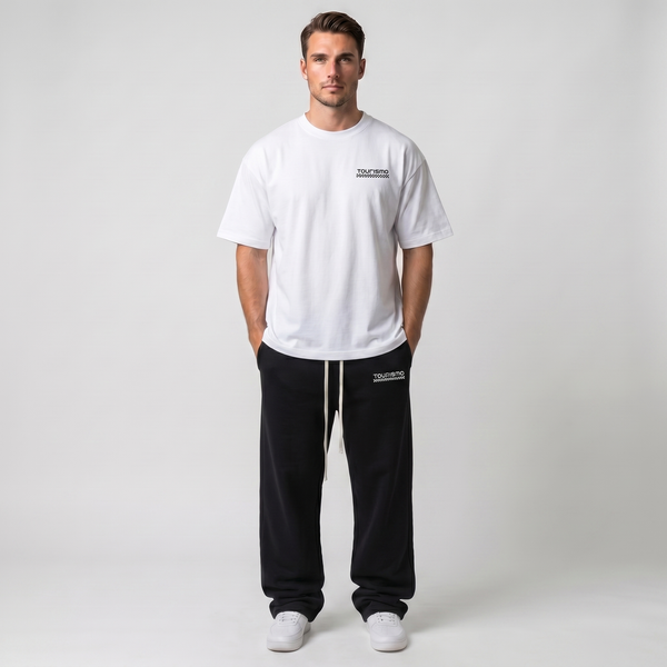 T-shirt blanc oversize Tourismo Clothing porté en full look avec pantalon noir