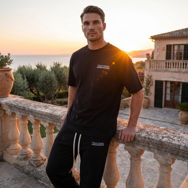 Homme portant le t-shirt noir Tourismo Club Ferrari F40 au coucher du soleil