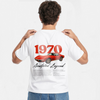 T-shirt blanc Corvette Stingray 1970 avec voiture rouge, vue de dos sur mannequin