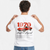 T-shirt blanc Corvette Stingray 1970 avec voiture rouge, vue de dos sur mannequin