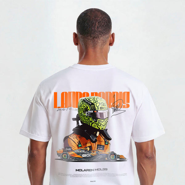 T-shirt blanc Lando Norris Signature Edition, gros plan sur le design avec casque vert et monoplace McLaren