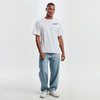 T-shirt blanc Oscar Piastri Signature, vue de face en pied sur mannequin en jean clair et baskets blanches