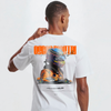 T-shirt blanc Oscar Piastri Signature, gros plan sur le design avec casque multicolore et monoplace McLaren