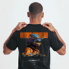 T-shirt noir Oscar Piastri Signature, gros plan sur le design avec casque multicolore et monoplace McLaren